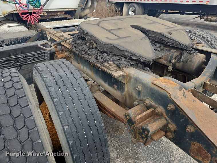 image for item OK9792 1998 Volvo WG semi truck