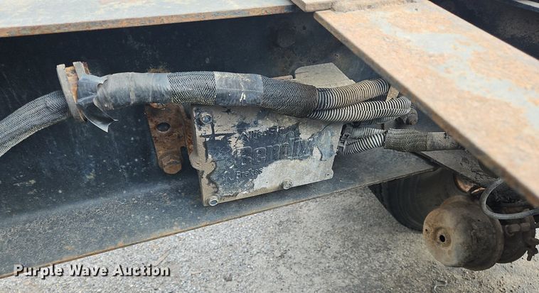 image for item OK9792 1998 Volvo WG semi truck