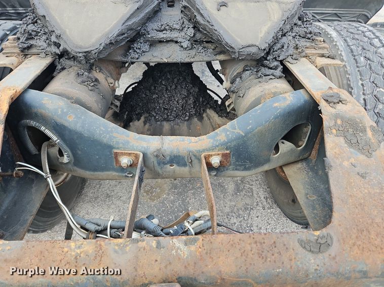 image for item OK9792 1998 Volvo WG semi truck