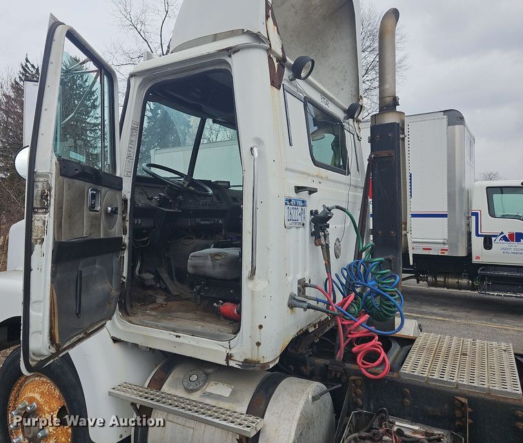 image for item OK9792 1998 Volvo WG semi truck