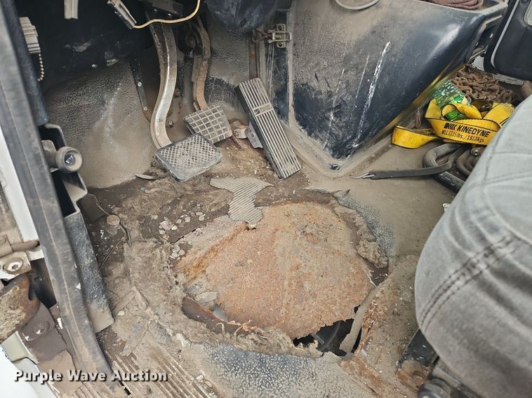 image for item OK9792 1998 Volvo WG semi truck