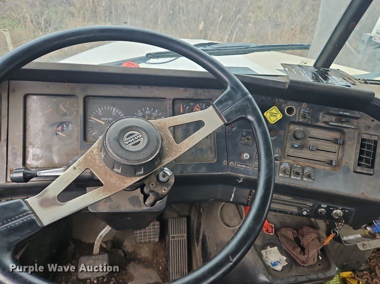 image for item OK9792 1998 Volvo WG semi truck