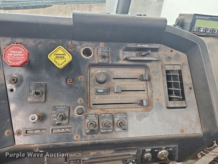 image for item OK9792 1998 Volvo WG semi truck