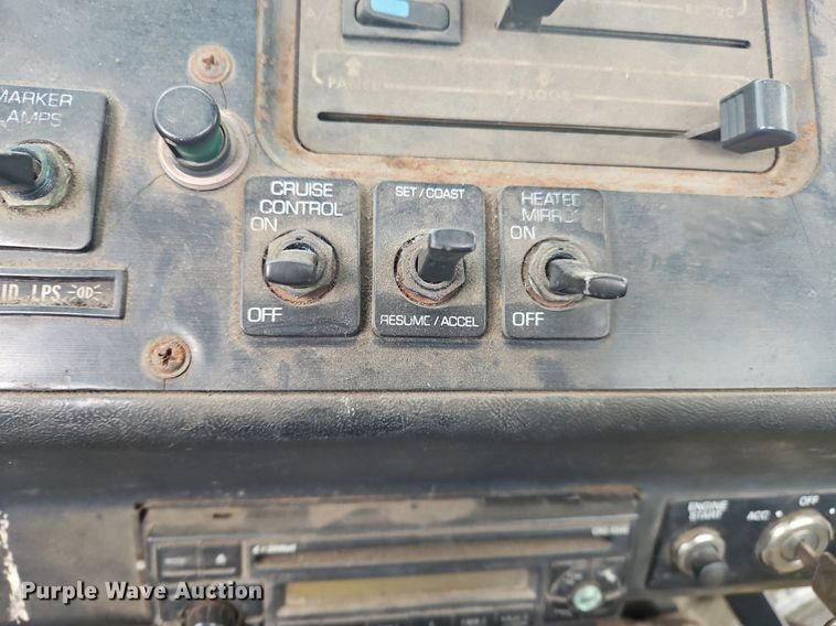 image for item OK9792 1998 Volvo WG semi truck