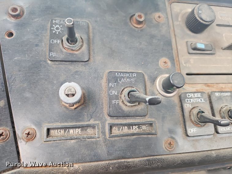 image for item OK9792 1998 Volvo WG semi truck