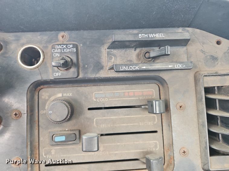 image for item OK9792 1998 Volvo WG semi truck