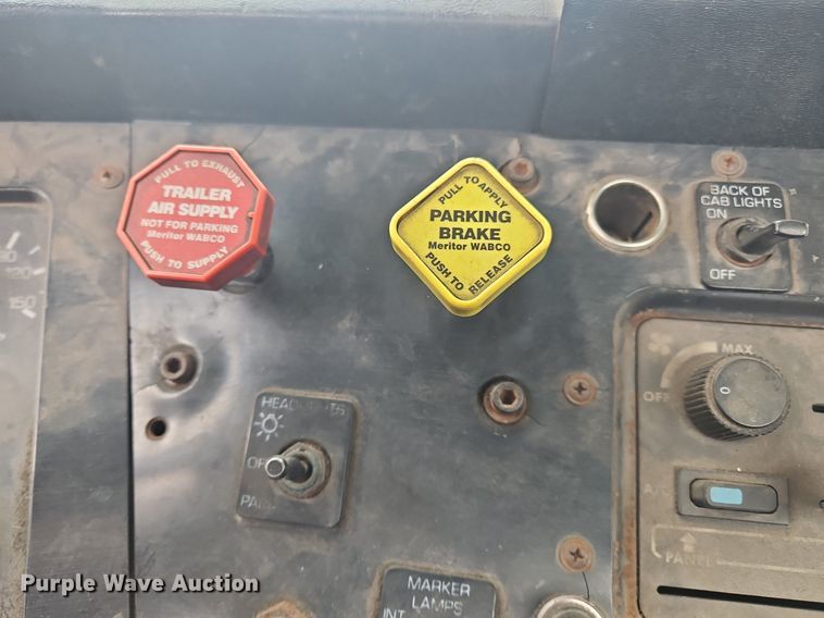 image for item OK9792 1998 Volvo WG semi truck