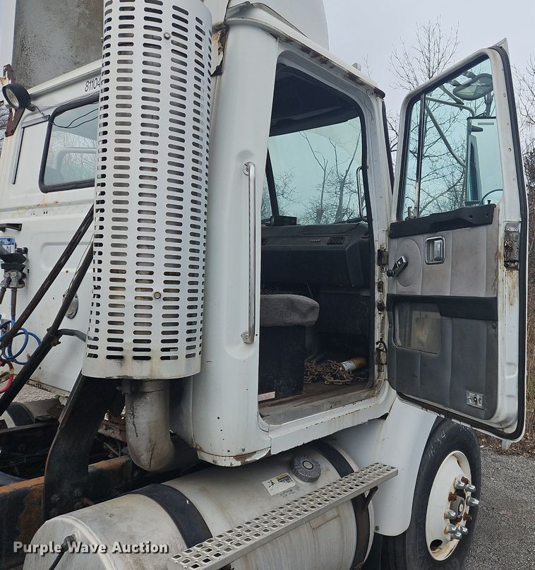 image for item OK9792 1998 Volvo WG semi truck