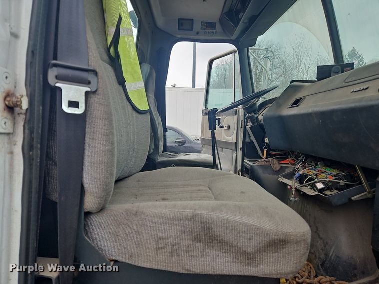 image for item OK9792 1998 Volvo WG semi truck