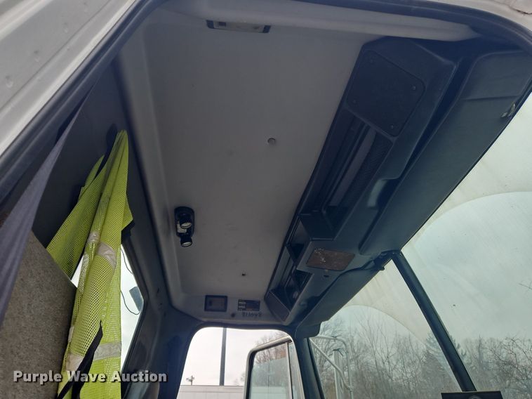 image for item OK9792 1998 Volvo WG semi truck