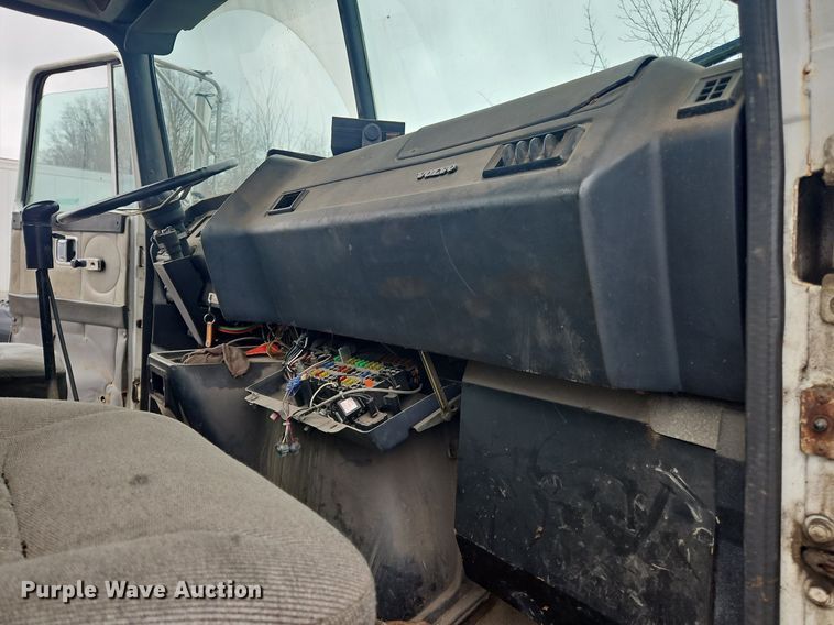 image for item OK9792 1998 Volvo WG semi truck