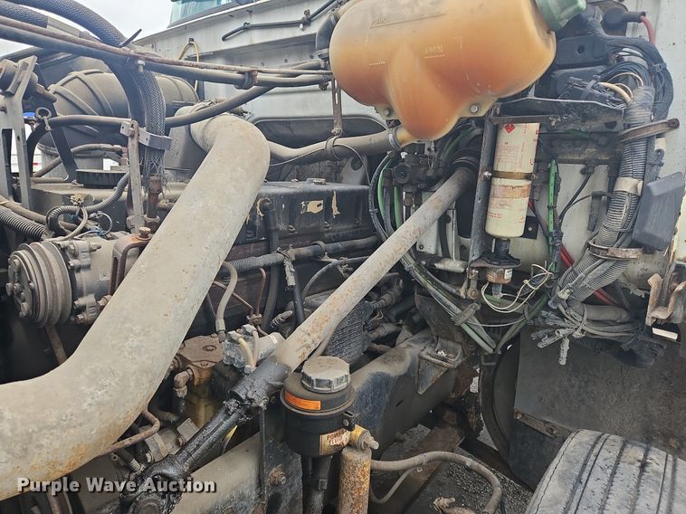 image for item OK9792 1998 Volvo WG semi truck