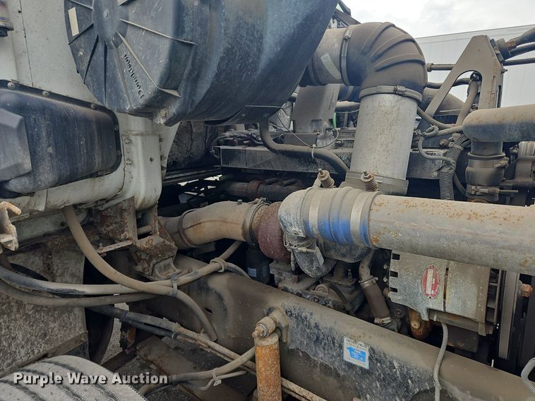 image for item OK9792 1998 Volvo WG semi truck