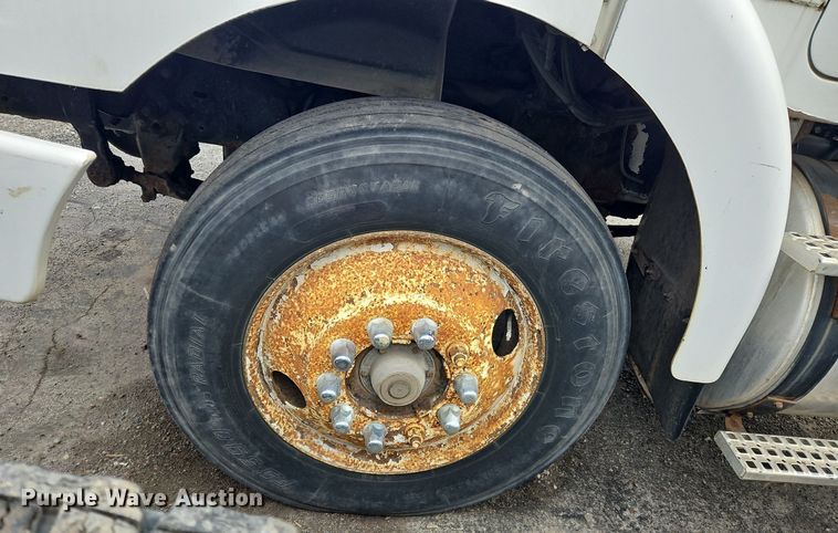 image for item OK9792 1998 Volvo WG semi truck