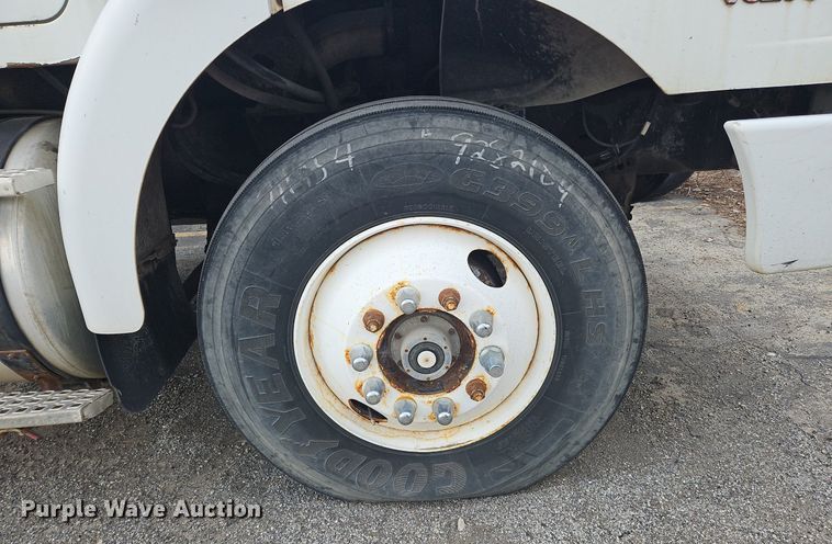 image for item OK9792 1998 Volvo WG semi truck