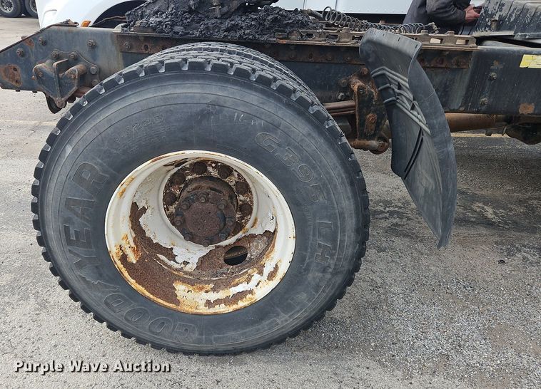 image for item OK9792 1998 Volvo WG semi truck