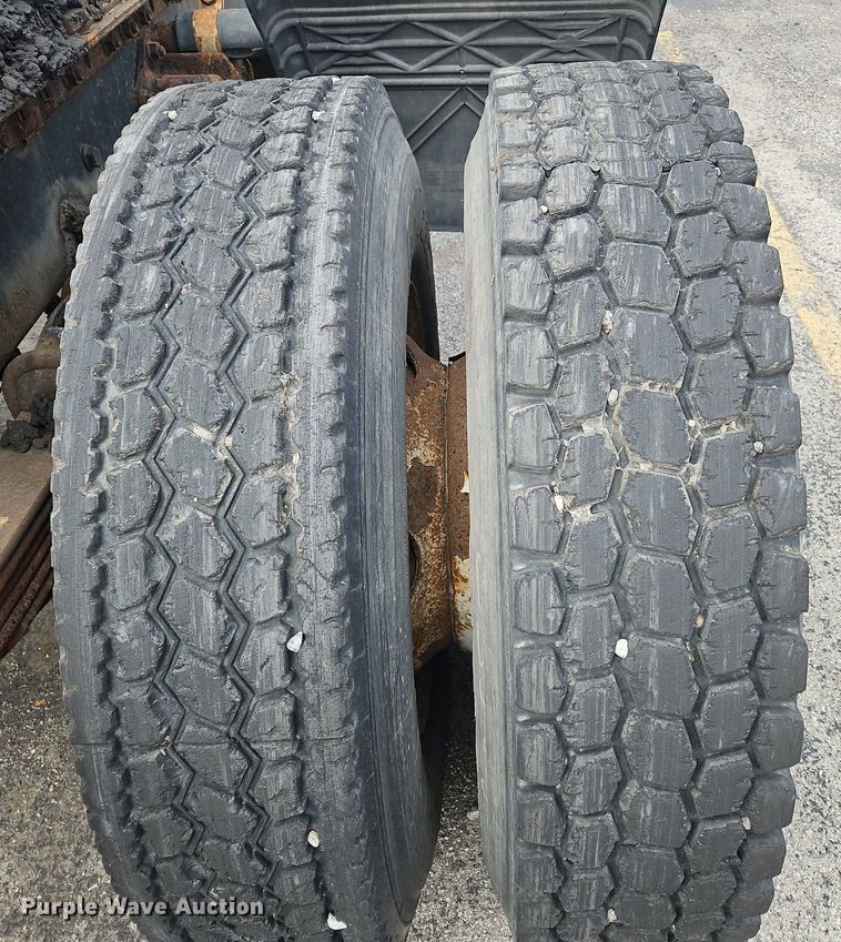 image for item OK9792 1998 Volvo WG semi truck