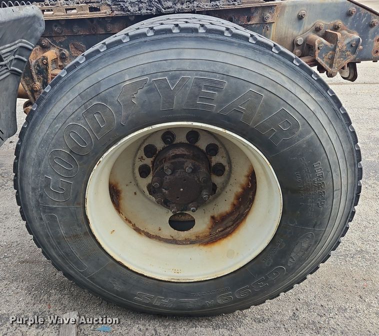 image for item OK9792 1998 Volvo WG semi truck