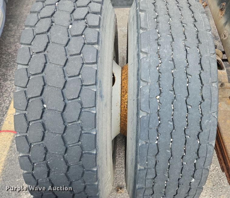 image for item OK9792 1998 Volvo WG semi truck