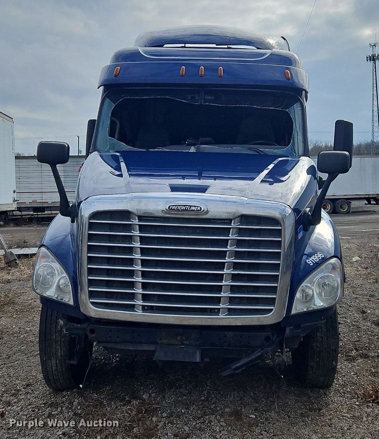 image for item OK9793 2019 Freightliner  Cascadia  semi truck