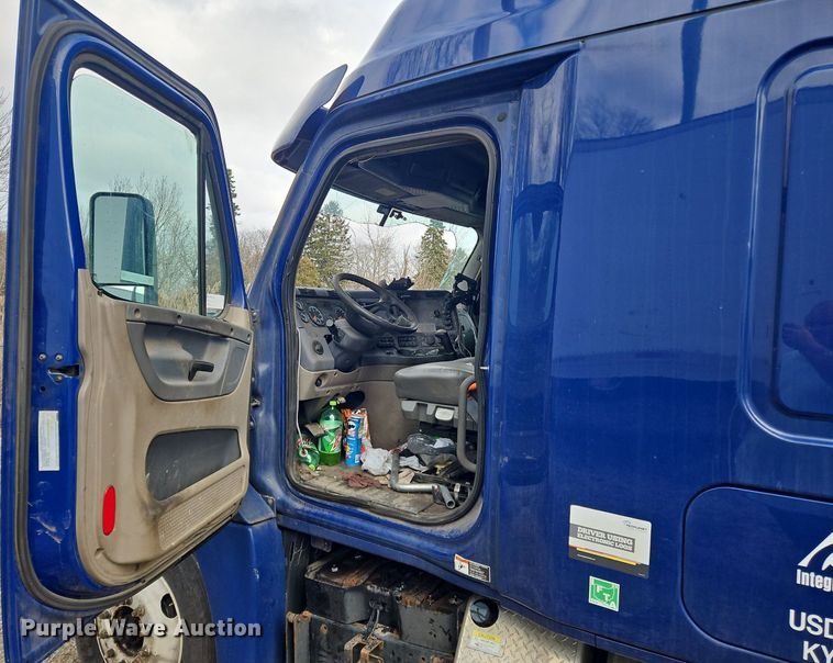 image for item OK9793 2019 Freightliner  Cascadia  semi truck