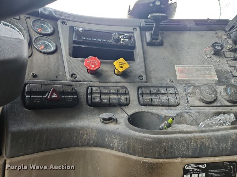 image for item OK9793 2019 Freightliner  Cascadia  semi truck