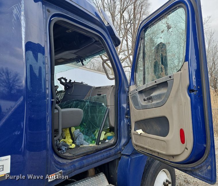 image for item OK9793 2019 Freightliner  Cascadia  semi truck