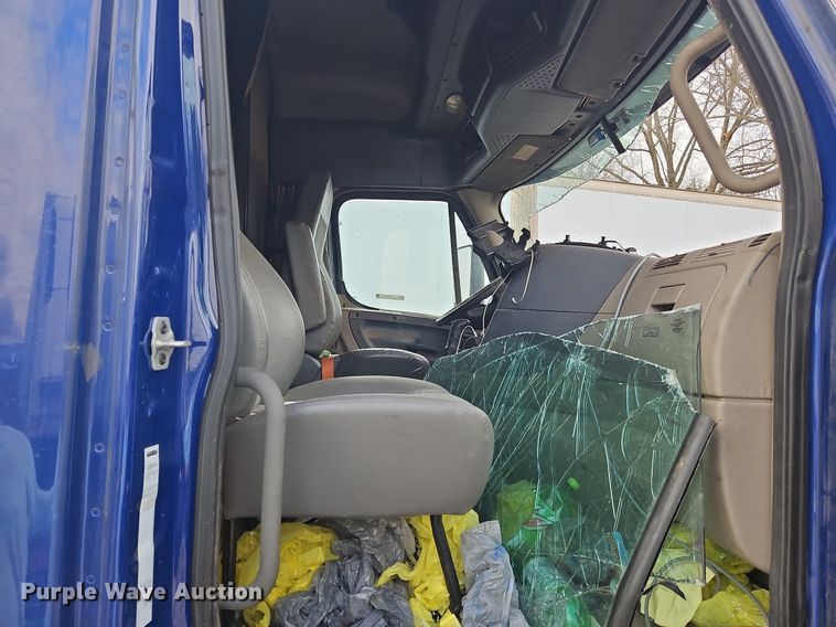 image for item OK9793 2019 Freightliner  Cascadia  semi truck