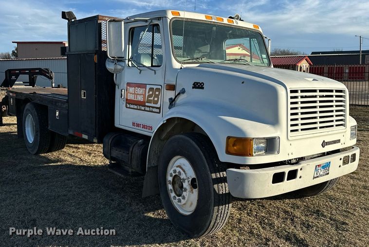 image for item OM9824 1998 International  4700 flatbed truck