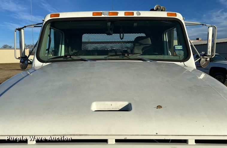 image for item OM9824 1998 International  4700 flatbed truck