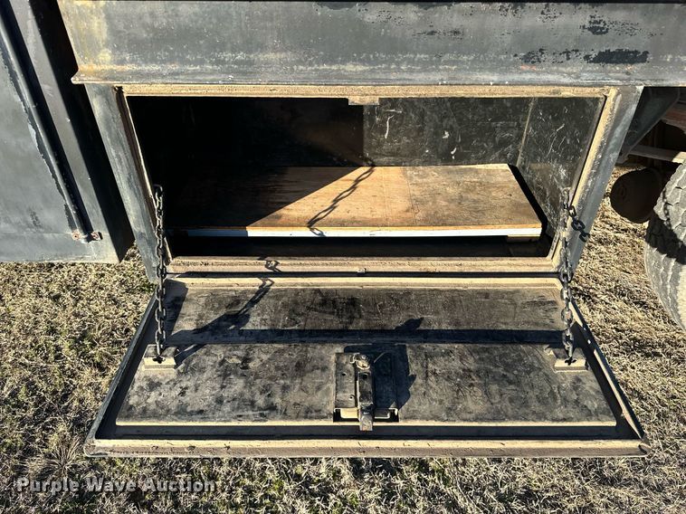 image for item OM9824 1998 International  4700 flatbed truck