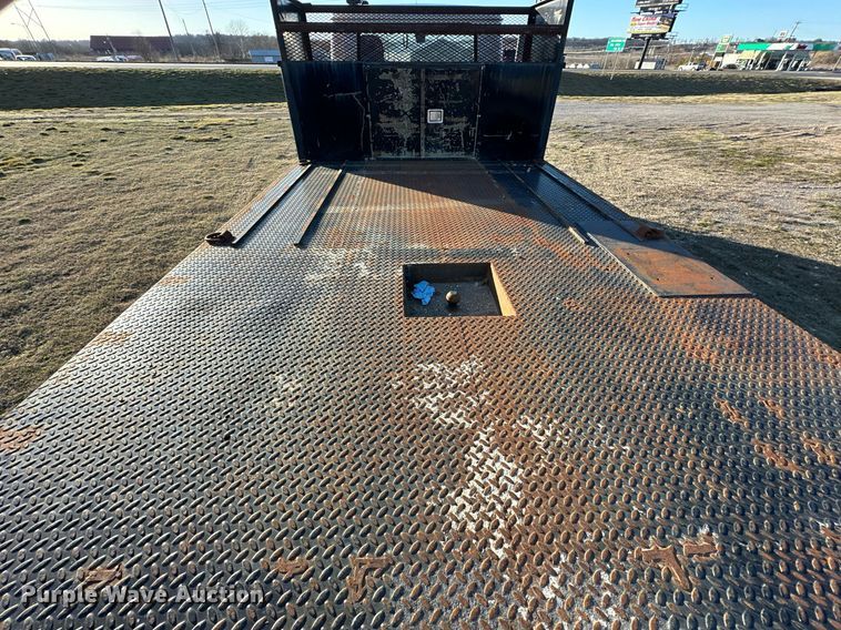 image for item OM9824 1998 International  4700 flatbed truck