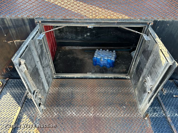 image for item OM9824 1998 International  4700 flatbed truck