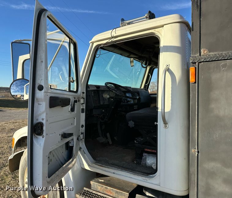 image for item OM9824 1998 International  4700 flatbed truck