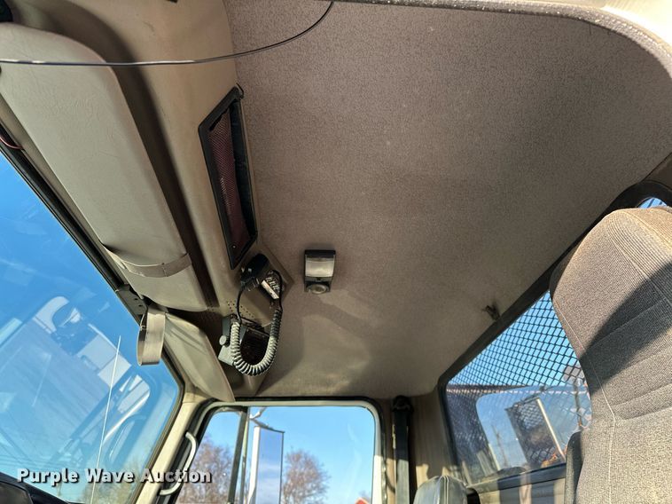 image for item OM9824 1998 International  4700 flatbed truck