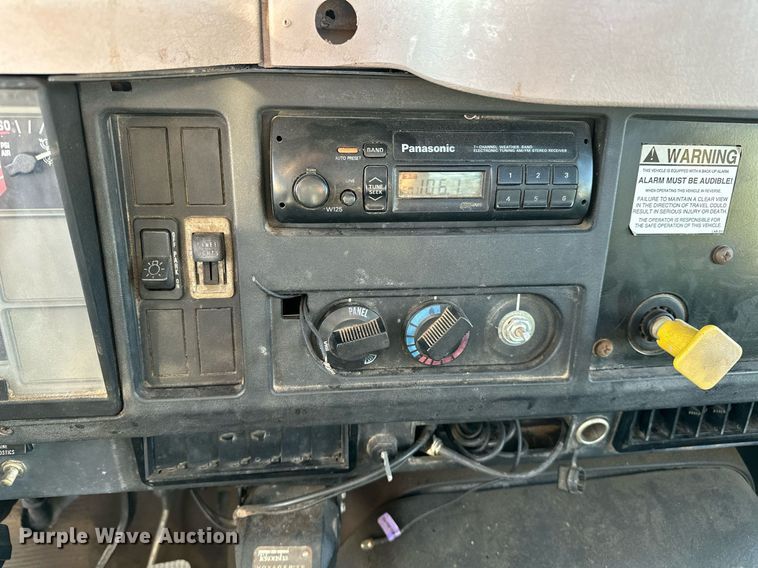 image for item OM9824 1998 International  4700 flatbed truck