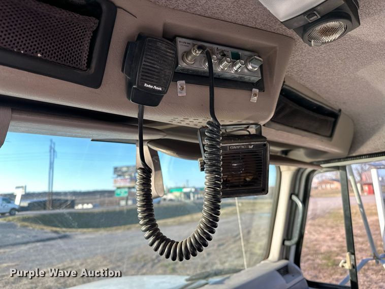 image for item OM9824 1998 International  4700 flatbed truck