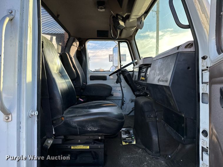 image for item OM9824 1998 International  4700 flatbed truck