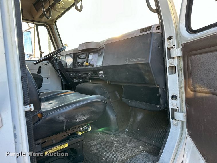 image for item OM9824 1998 International  4700 flatbed truck