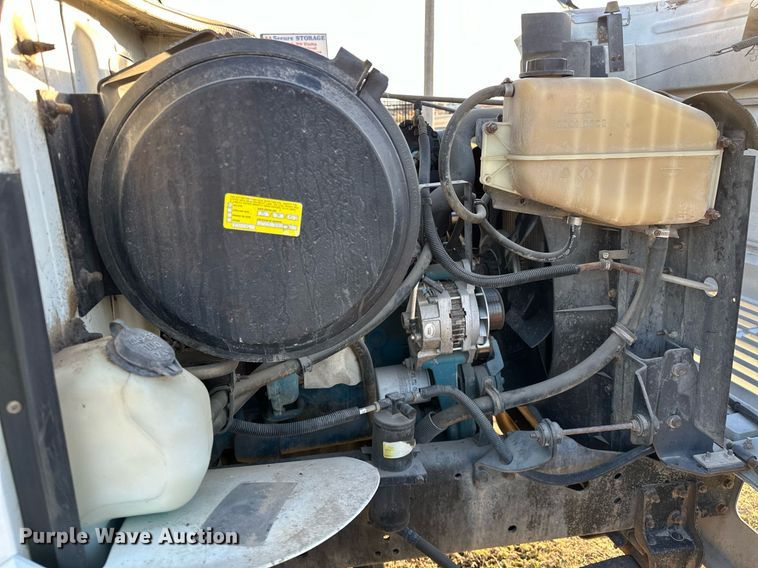 image for item OM9824 1998 International  4700 flatbed truck