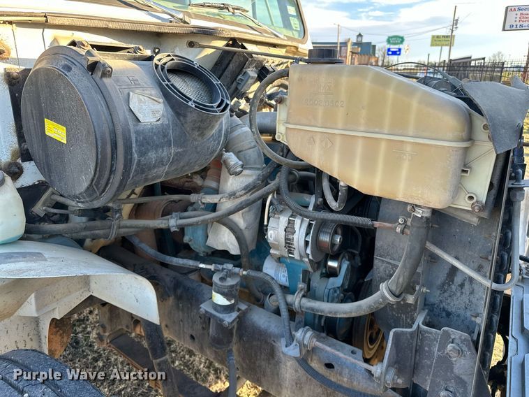 image for item OM9824 1998 International  4700 flatbed truck