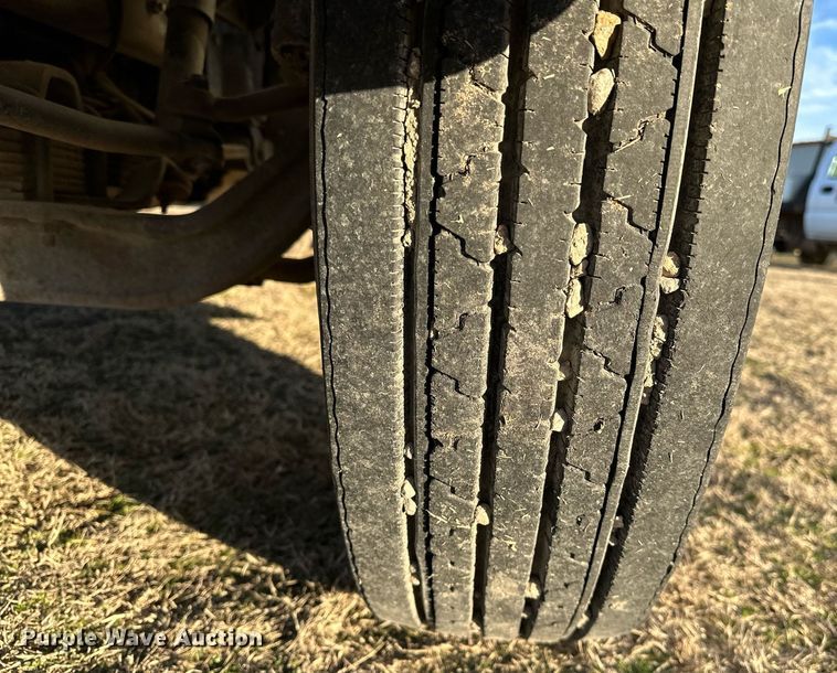 image for item OM9824 1998 International  4700 flatbed truck