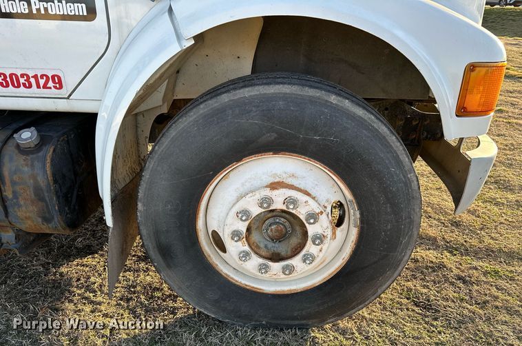 image for item OM9824 1998 International  4700 flatbed truck