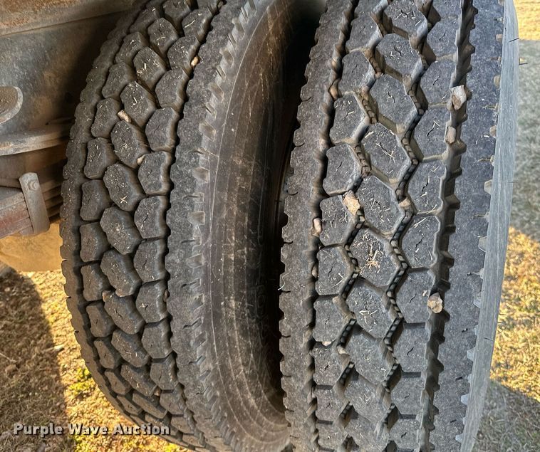 image for item OM9824 1998 International  4700 flatbed truck