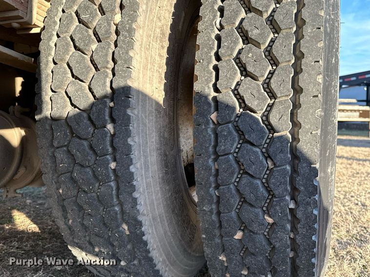 image for item OM9824 1998 International  4700 flatbed truck