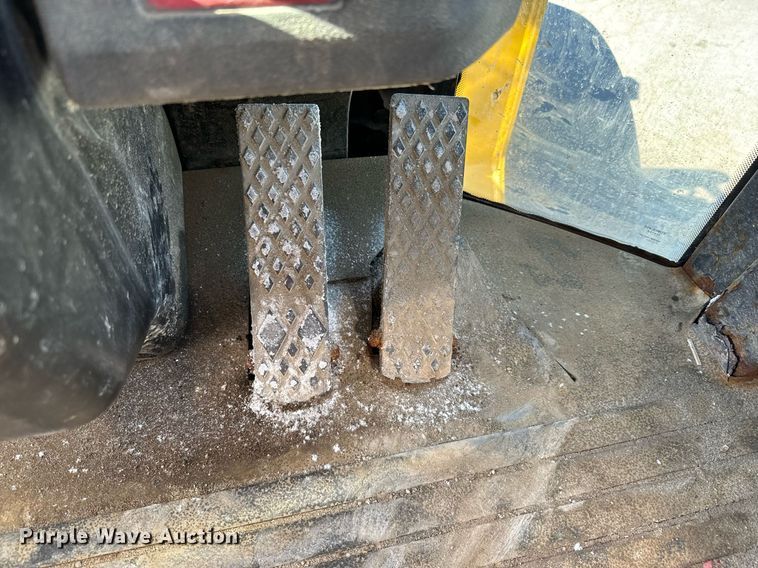 image for item DQ6220 2005 John Deere 444J wheel loader