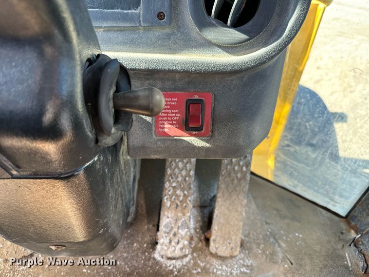 image for item DQ6220 2005 John Deere 444J wheel loader