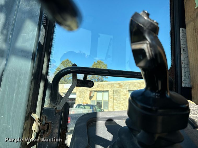 image for item DQ6220 2005 John Deere 444J wheel loader