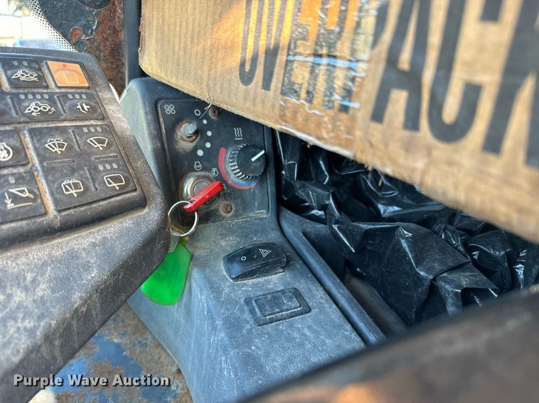 image for item DQ6220 2005 John Deere 444J wheel loader