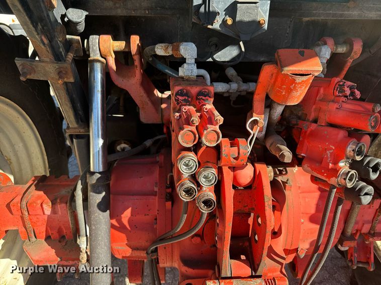 image for item DQ6221 2000 New Holland TS100 tractor